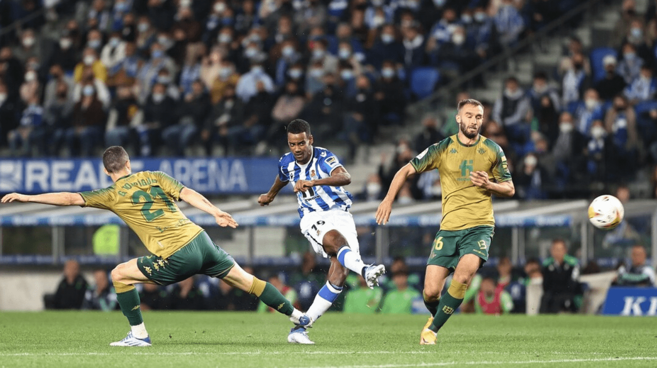 爱游戏国际 -风云突变皇家社会今夜扳平良机；欧冠版图或变；赛场秩序良好；控场能力受关注 