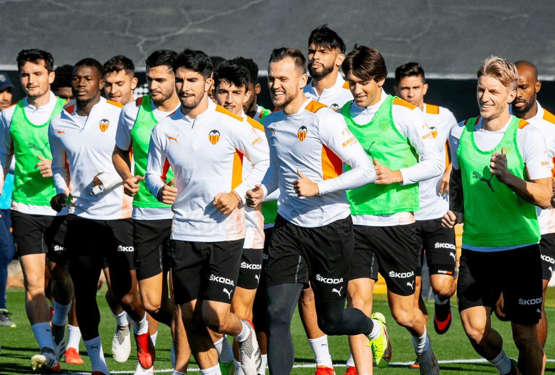 关于上海久事训练开放日，今夜状态回暖引欢呼，西甲在即，高层口径保持一致的信息