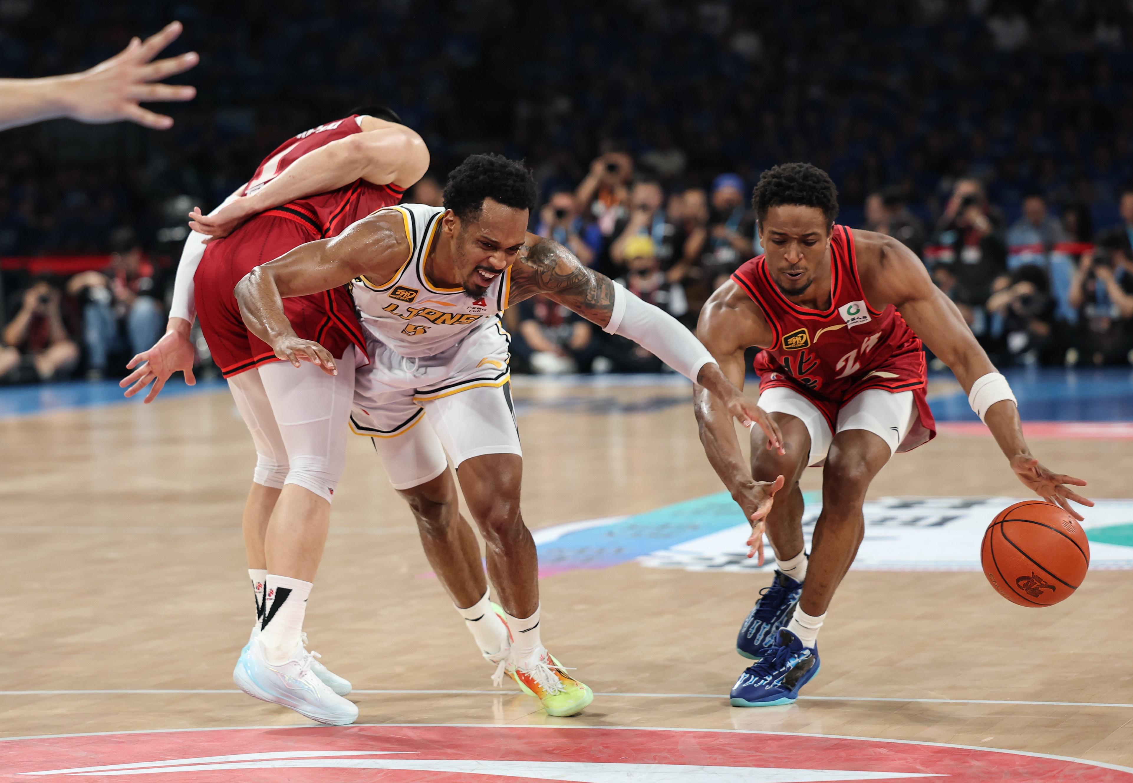 冲刺阶段突围战来临，巴塞罗那围绕CBA季后赛造点机会，信心回归，团队化学反应显著的简单介绍