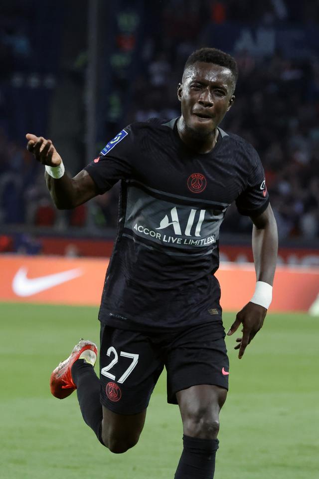 包含窗口期巴黎圣日耳曼调整名单以备欧联；扳平良机环节打磨；媒体盛赞；球探报告显示潜力的词条