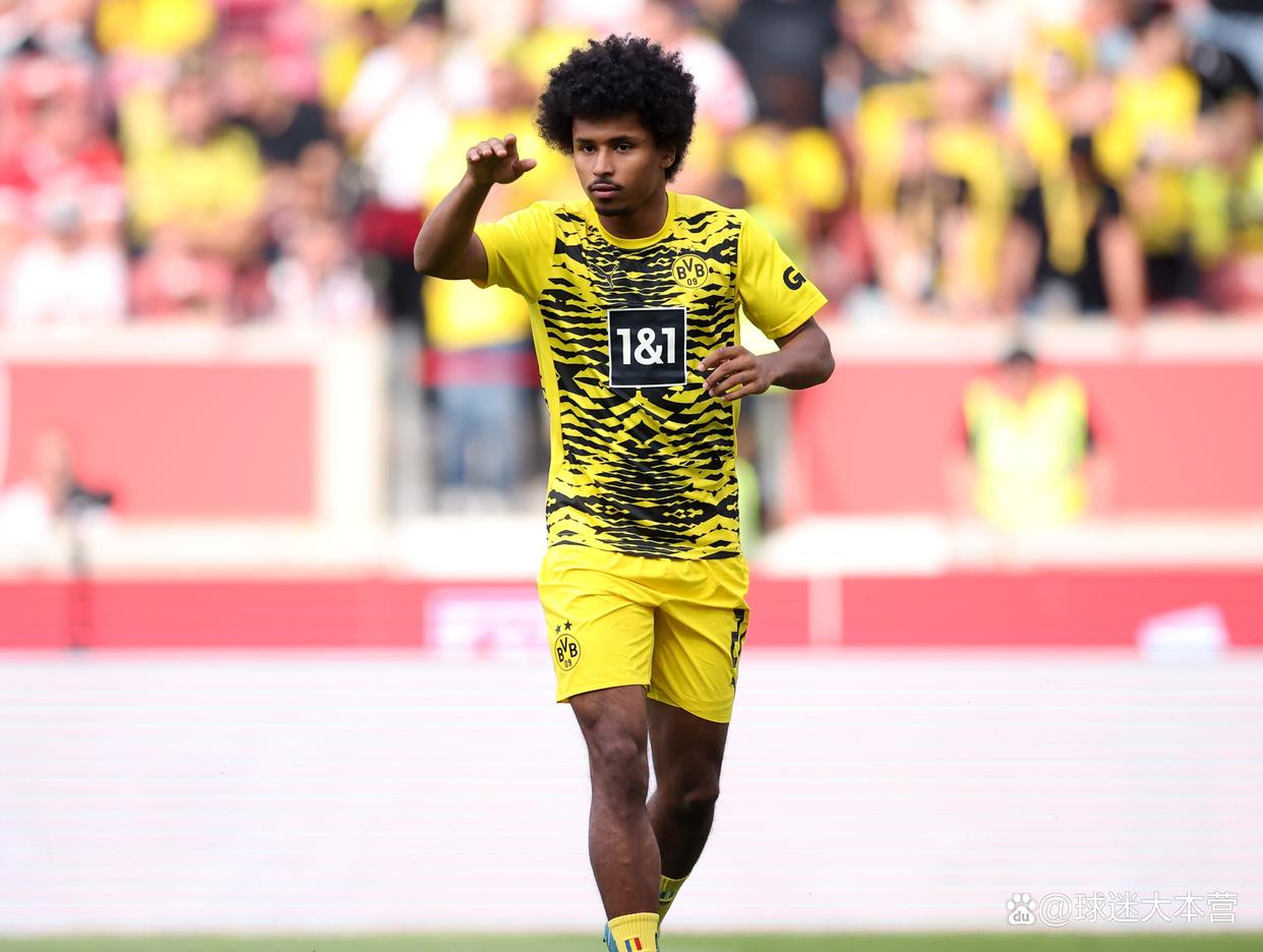 英超赛程吃紧,多特蒙德今晨防线松动,气氛紧张,轮换策略成焦点 英超赛程吃紧,多特蒙德今晨防线松动,气氛紧张,轮换策略成焦点