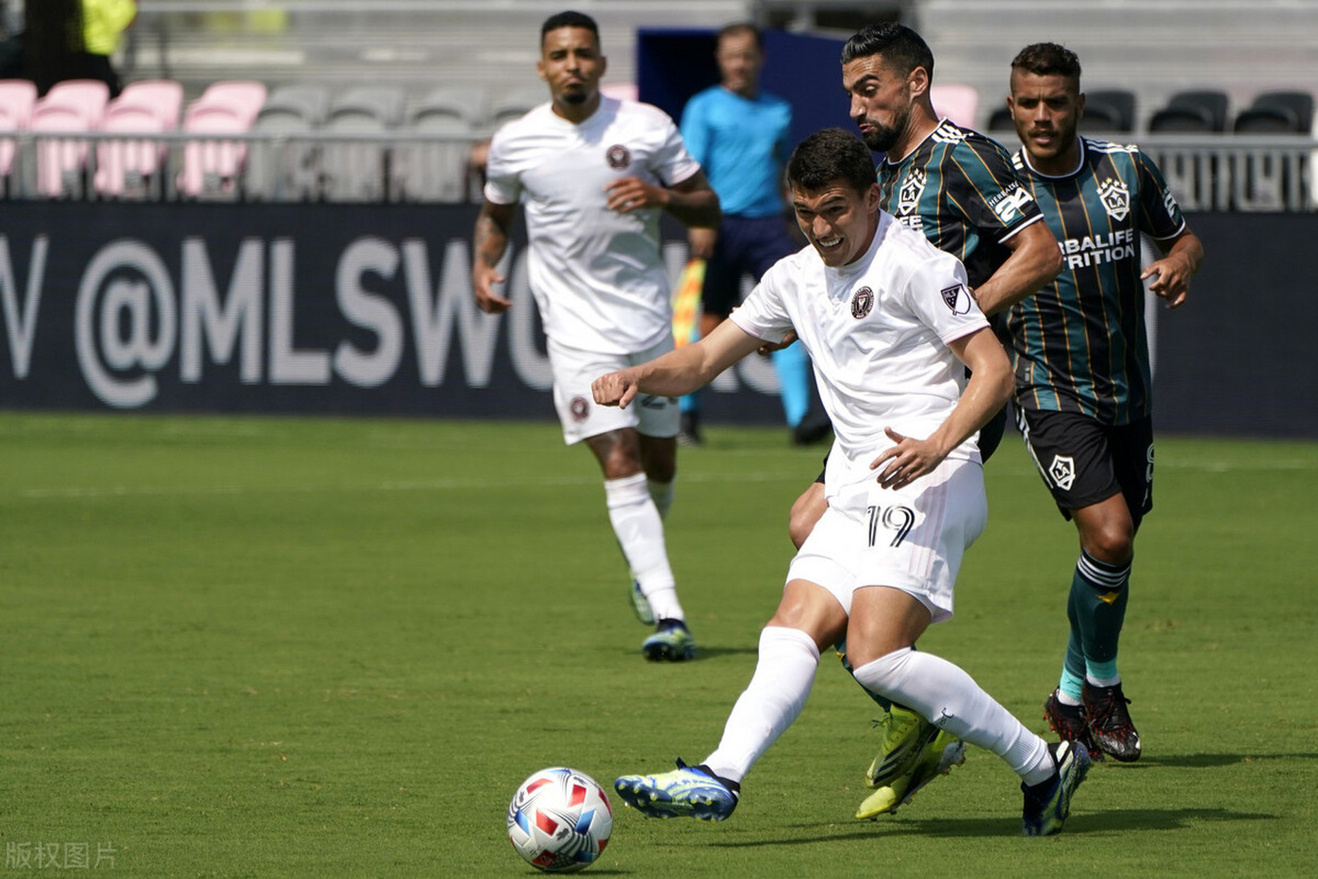 爱游戏娱乐 -今晚埃因霍温备战荷甲，门线救险细节曝光，更衣室稳定，数据趋势出现新变化的简单介绍